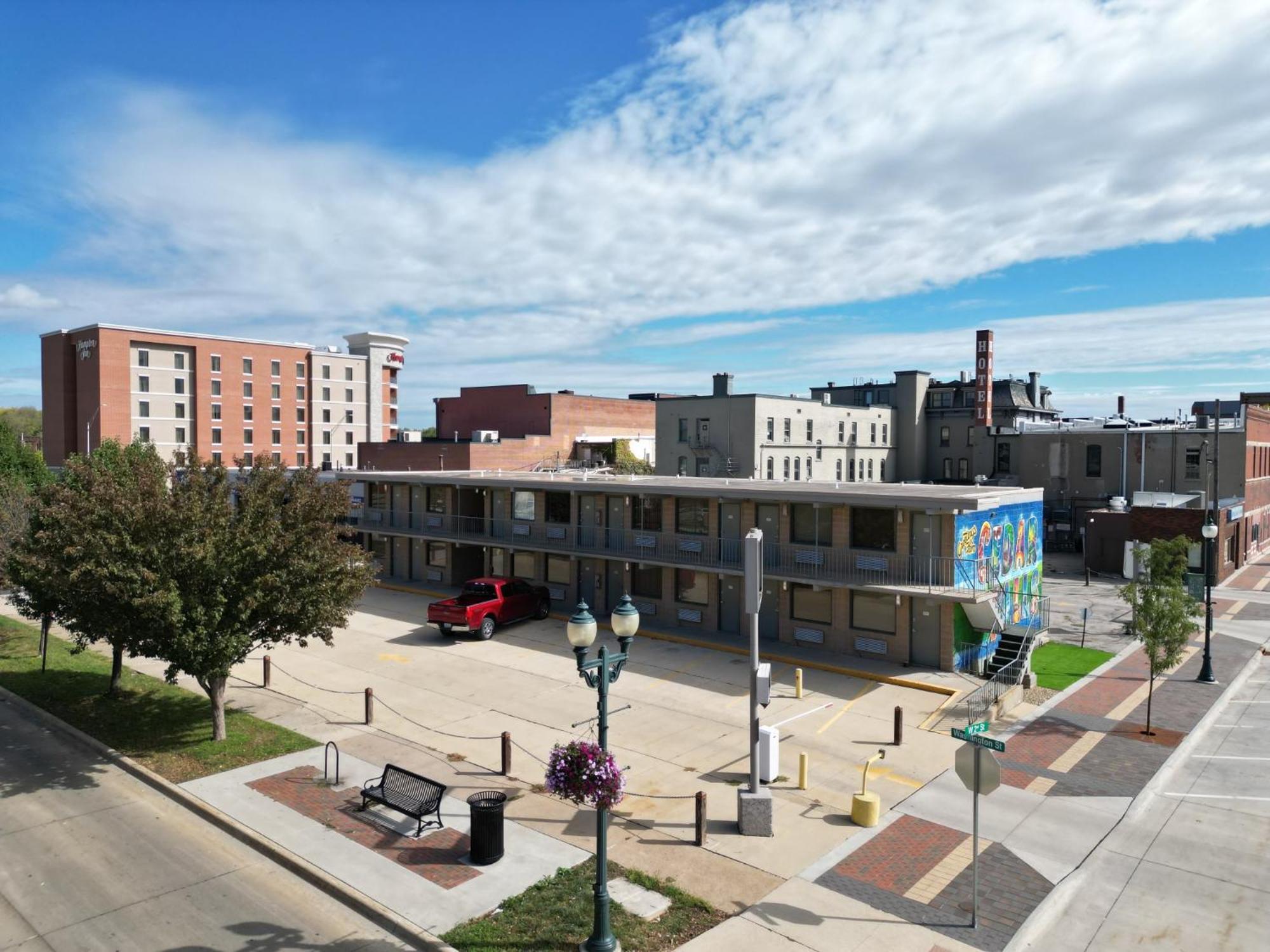 Lindell Motor Lodge - Downtown Cedar Falls Studio With Free Gated Parking! Exterior photo